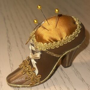 Shoe pincushion ornament functional